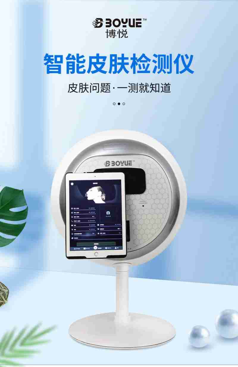 永州双牌阳明山杜鹃花盛放,游客登高赏花。